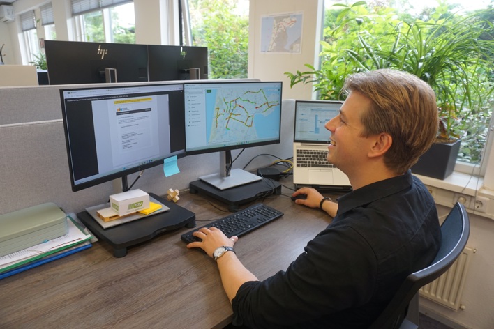 Rick achter zijn bureau
