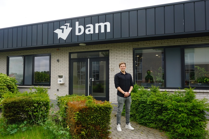 Rick voor het kantoor van BAM
