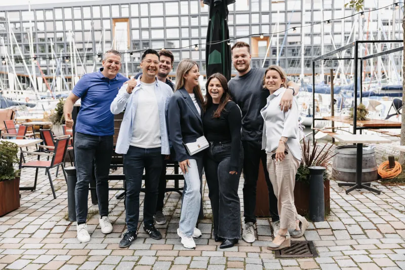 Het team van Bouwhuysch op het terras aan de jachthaven van IJburg