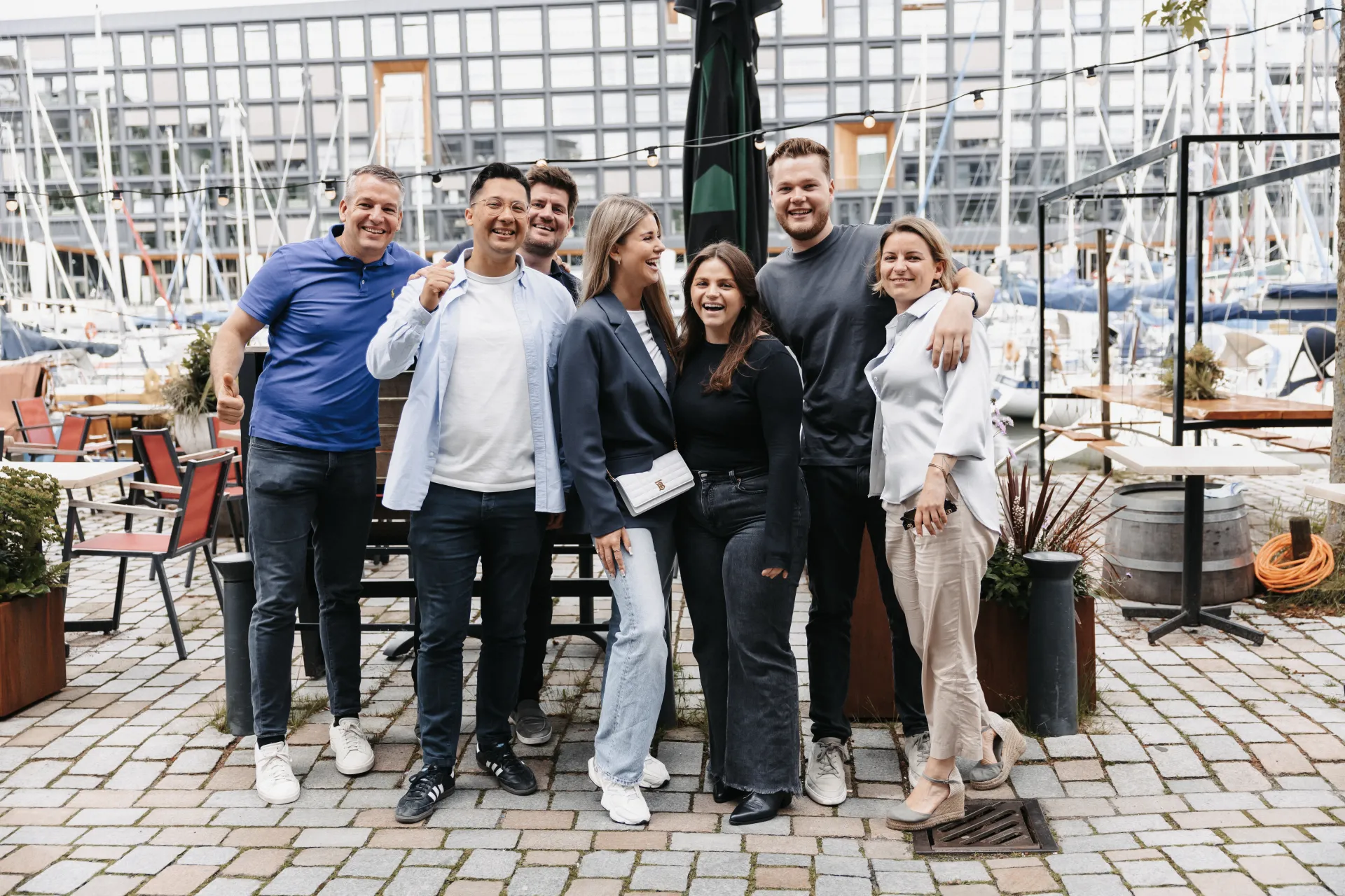 Het team van Bouwhuysch op het terras aan de jachthaven van IJburg