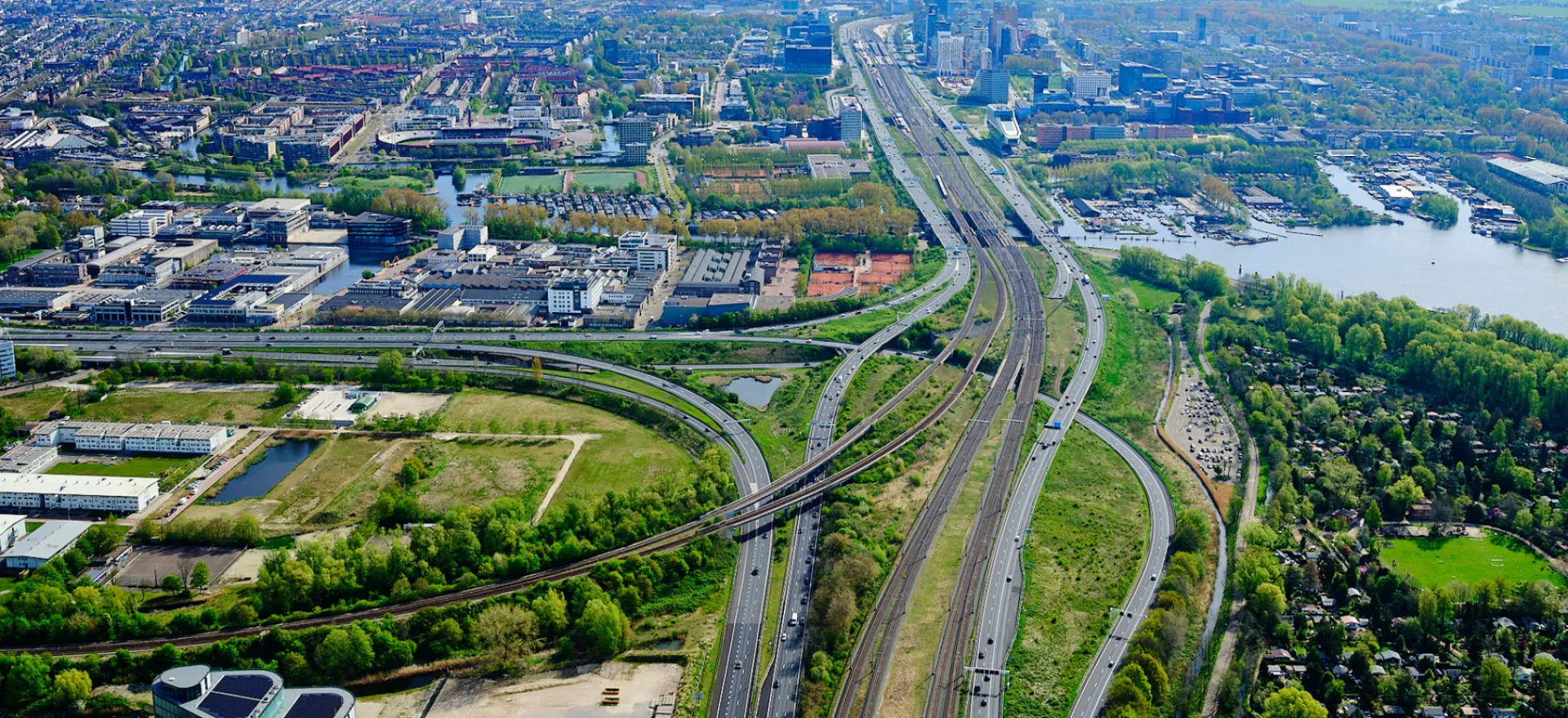 Snelwegknooppunt in aanbouw, onderdeel van de Nederlandse infrastructuur