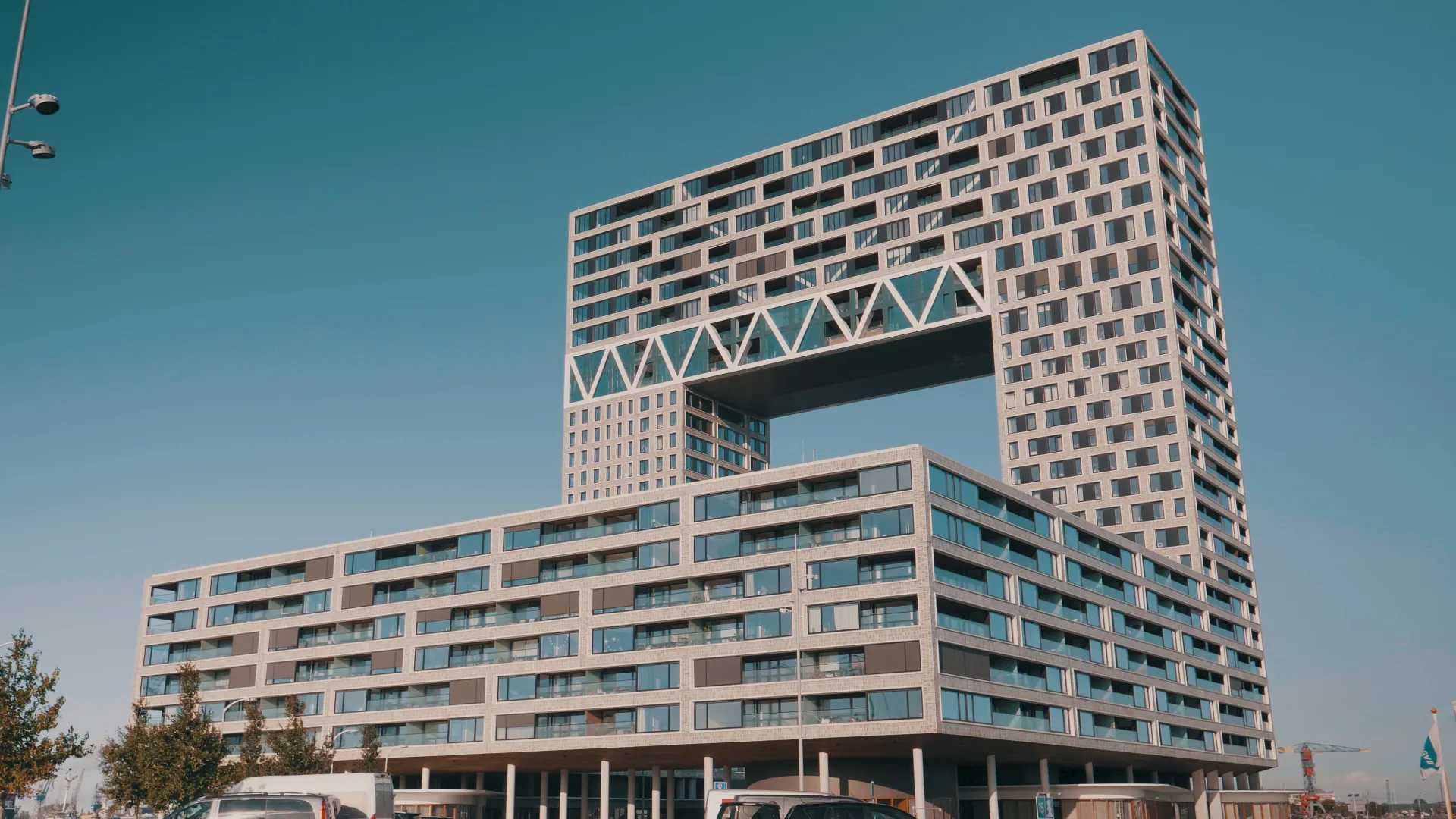 Het Pontsteigergebouw aan de Amsterdamse haven tegen een strakblauwe lucht